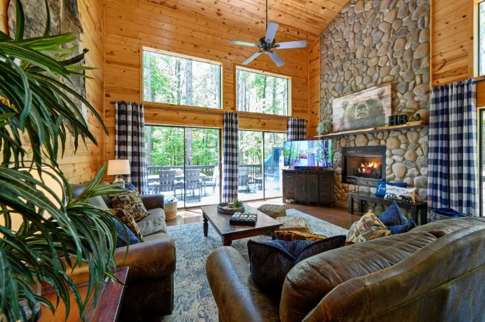 Hickory Bear - Secluded Cabin, Sleeps 10, New Hot Tub, Fire Pit, Arcade, Foosball Table & Deck Slide