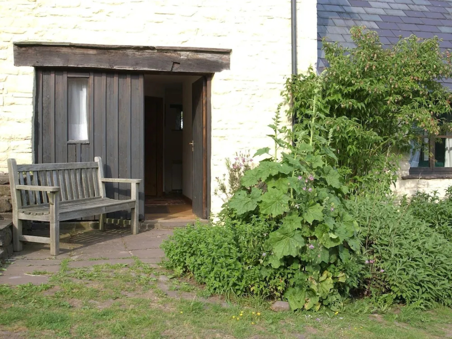 Cosy Cottage With Authentic Fireplace in the Breathtaking Duffryn Valley