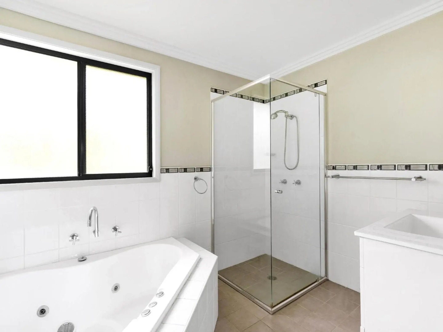 HALCYON Gerroa 4pm Check Out Sundays except Peak season