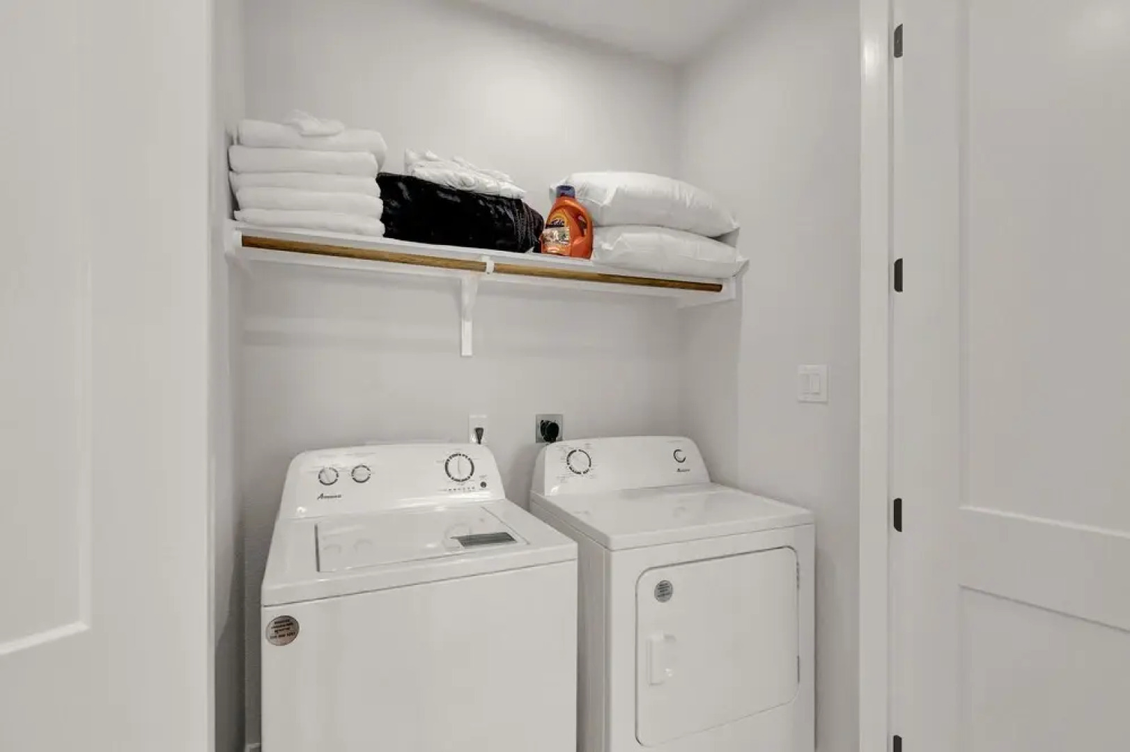 Stunning Lake Home W/pool-beach-gym-boat Access