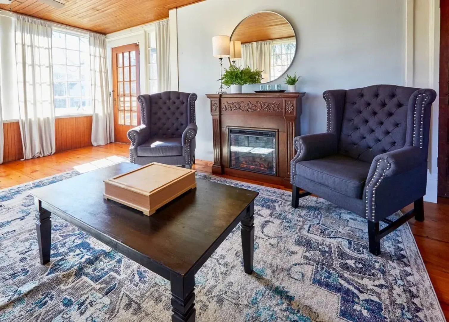 Home Near Hiking Biking w Hottub 6 Bedrooms