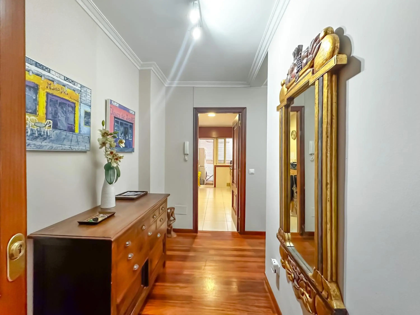 Apartamento completo, amplio, muy iluminado y con plaza de garaje incluida.