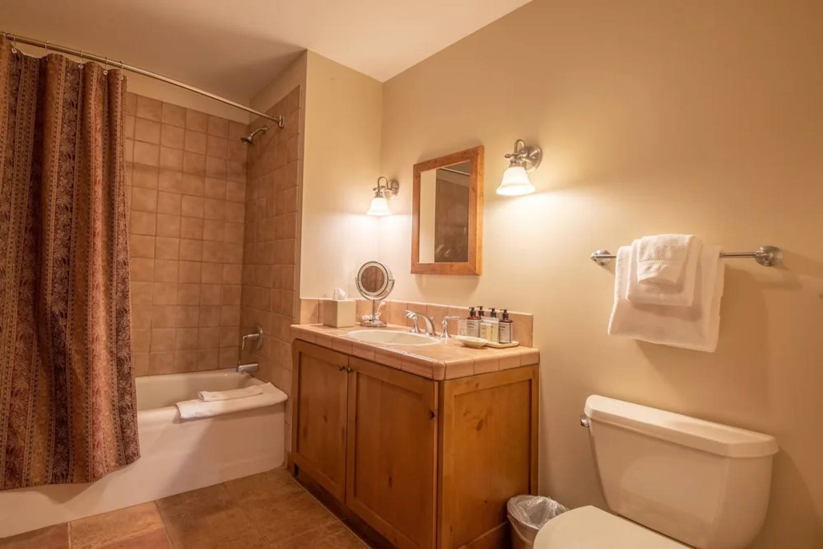 Comfortable 1 Bedroom Slopeside Condo - No Cleaning Fee! by RedAwning