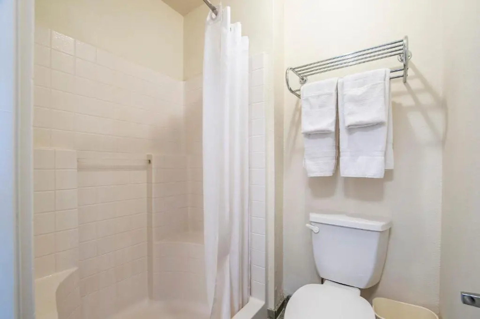 The Vistas 119 Modern studio with full kitchen 1st floor great location