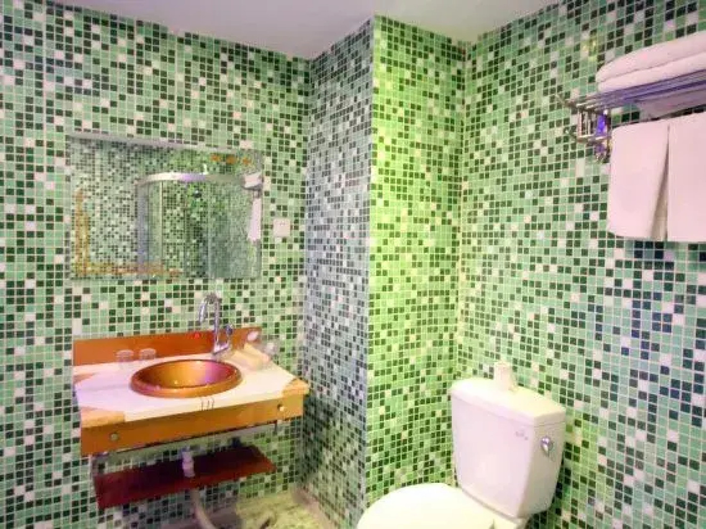 Jiujiang Coast Hotel (Happy City No.3 Middle School)