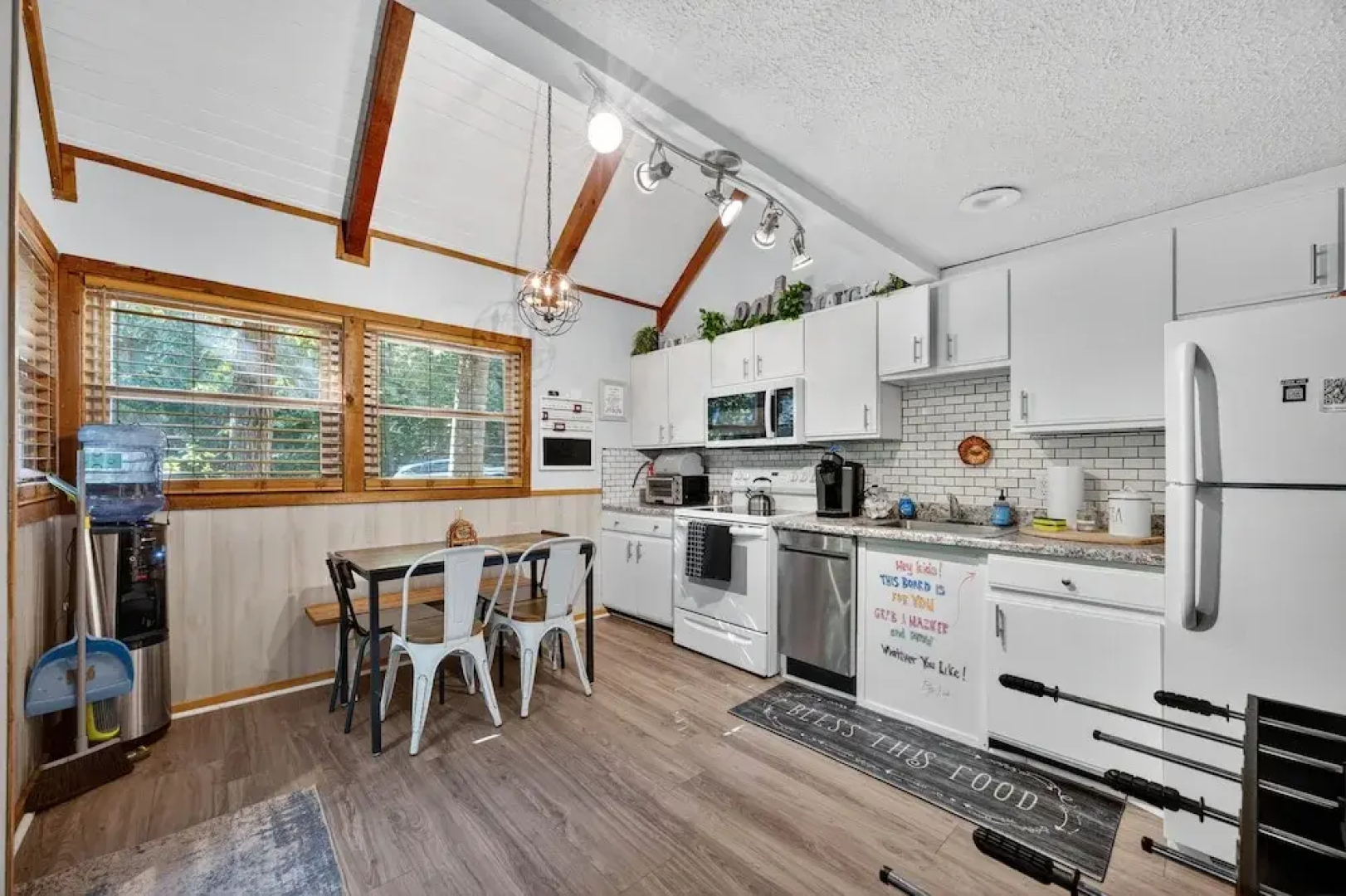 Mountain Escape With Hot Tub & Stargazing 3 Bedroom Cabin