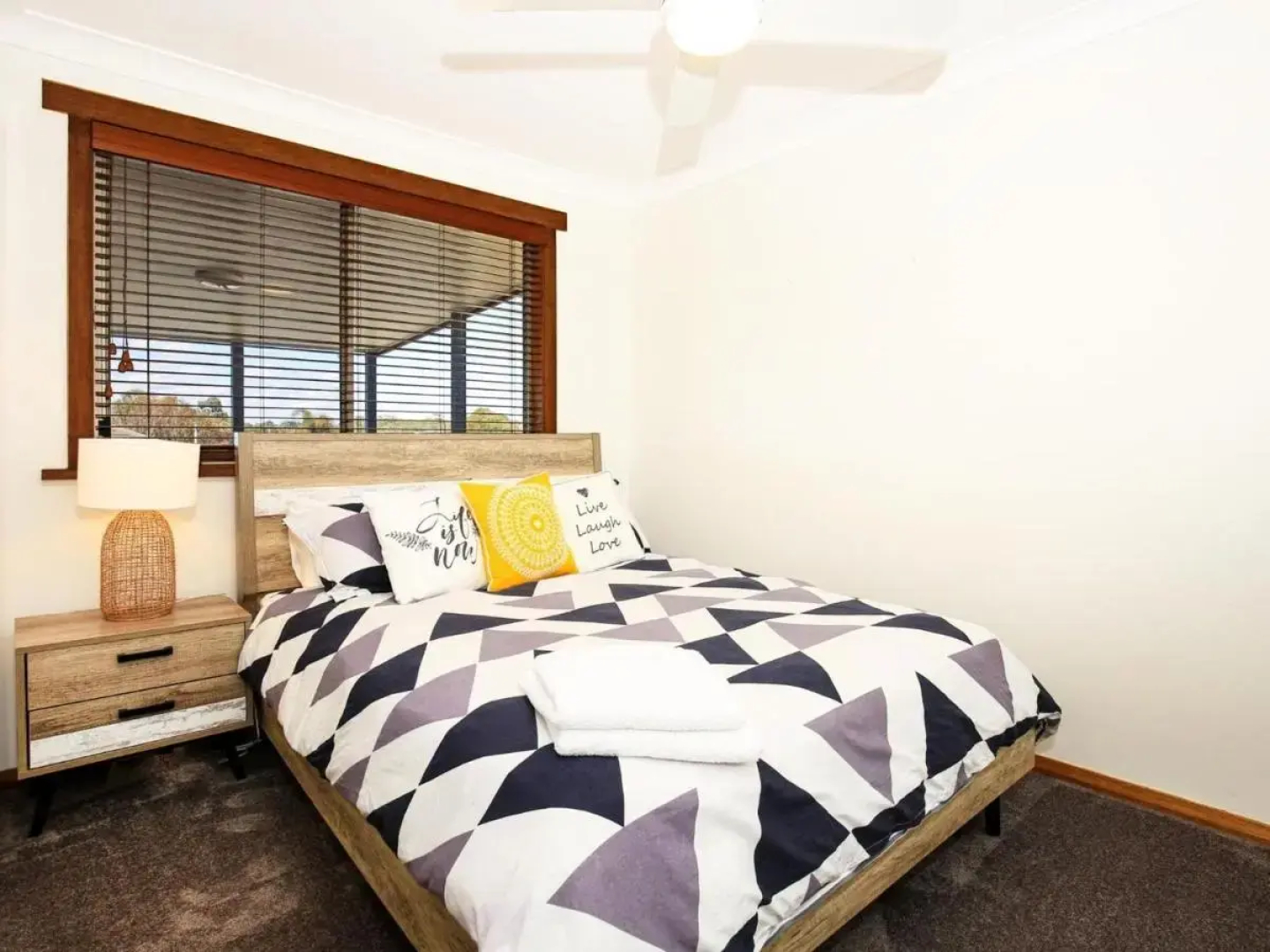 Shores - Pet-Friendly - 1 Min Walk to Beach