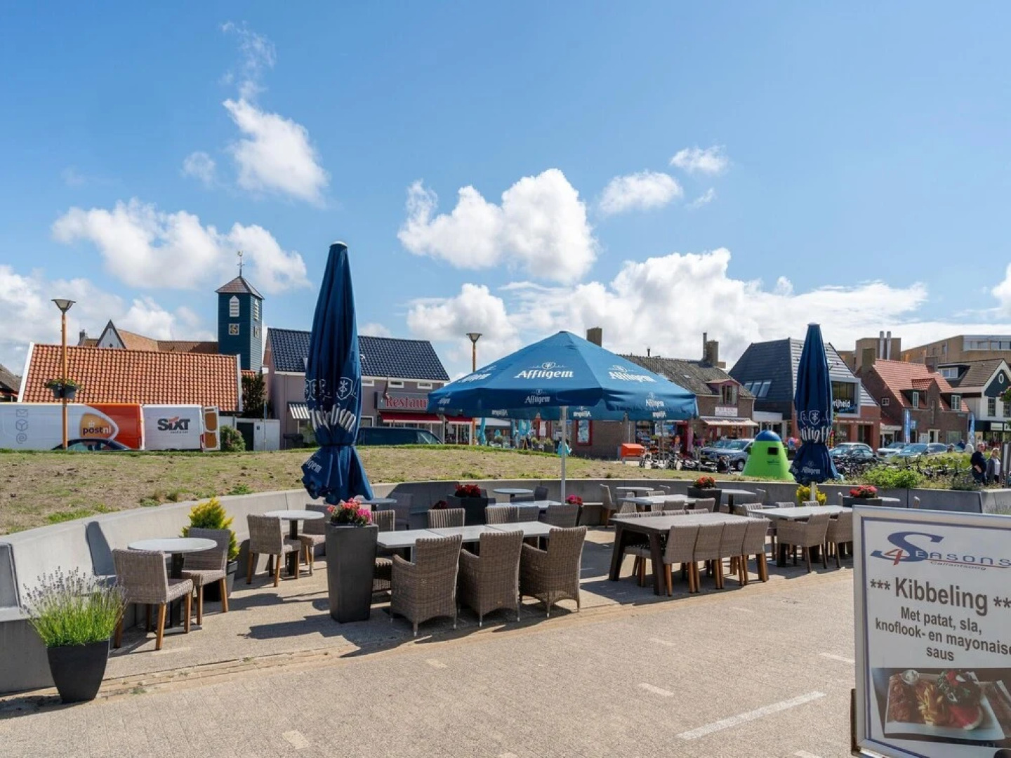 Wonderful Beach Lodge for 8 People near Beach, Sea, & Village of Callantsoog