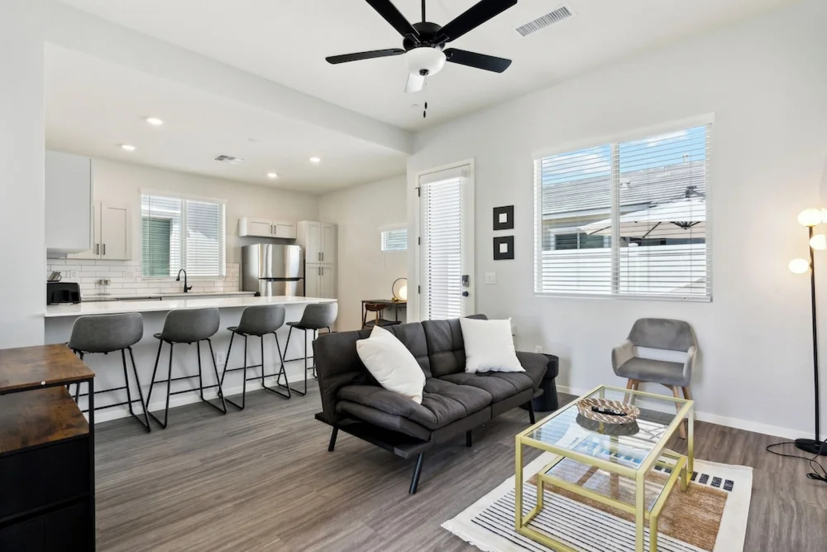 Sparkling Modern Home with Pool BBQ