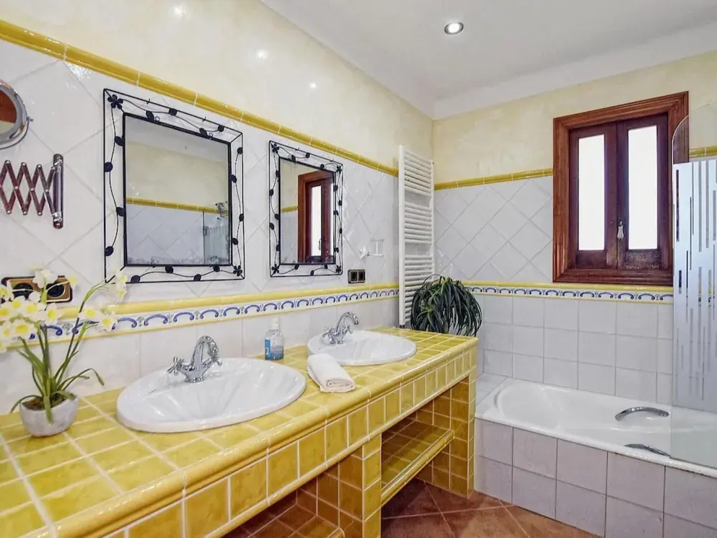 Luxurious Villa Perfect for Large Families, Near the Beach