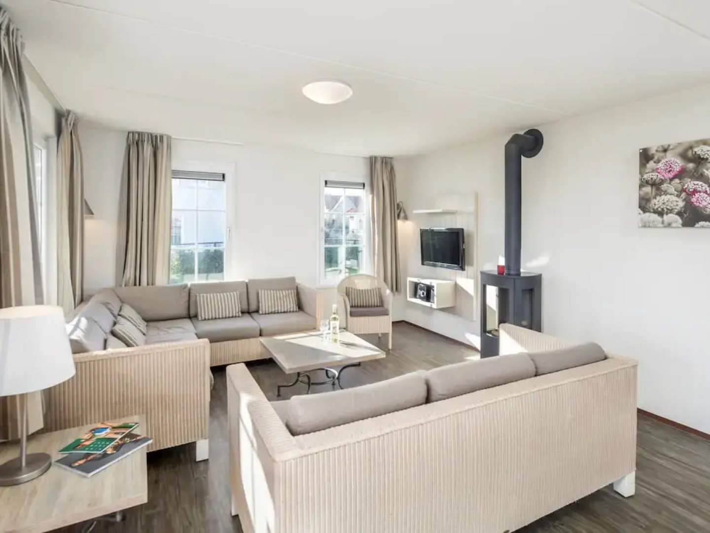 Detached Villa With Four Bathrooms Near the Sea