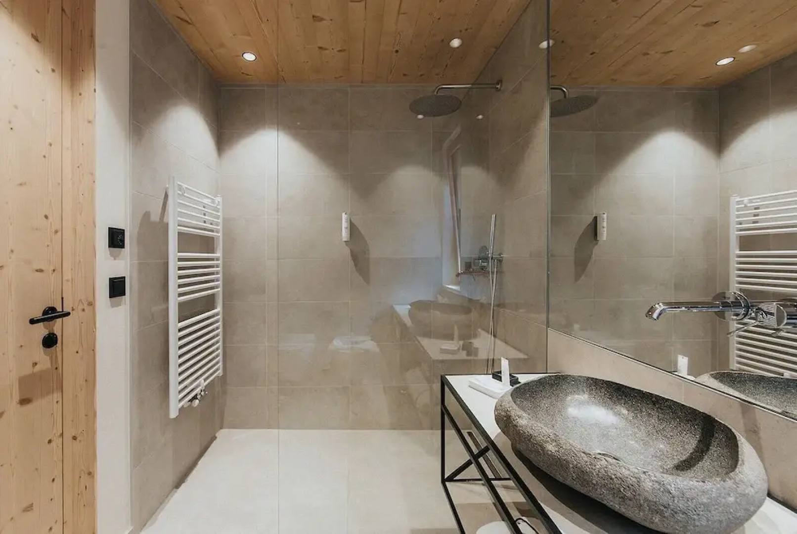 Presulis Hideaway Apartments & Restaurant