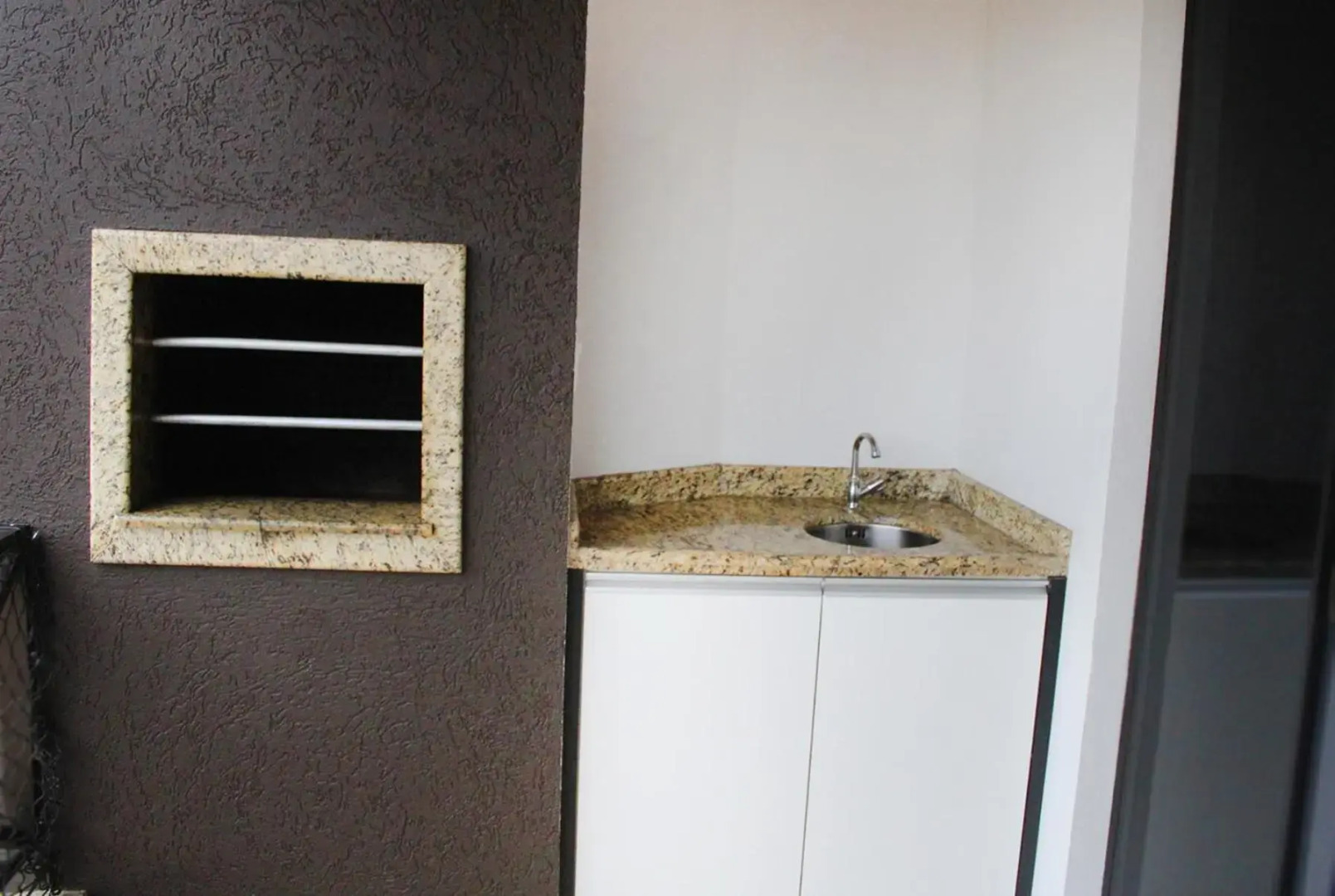 Belíssimo Apto Frente Avenida