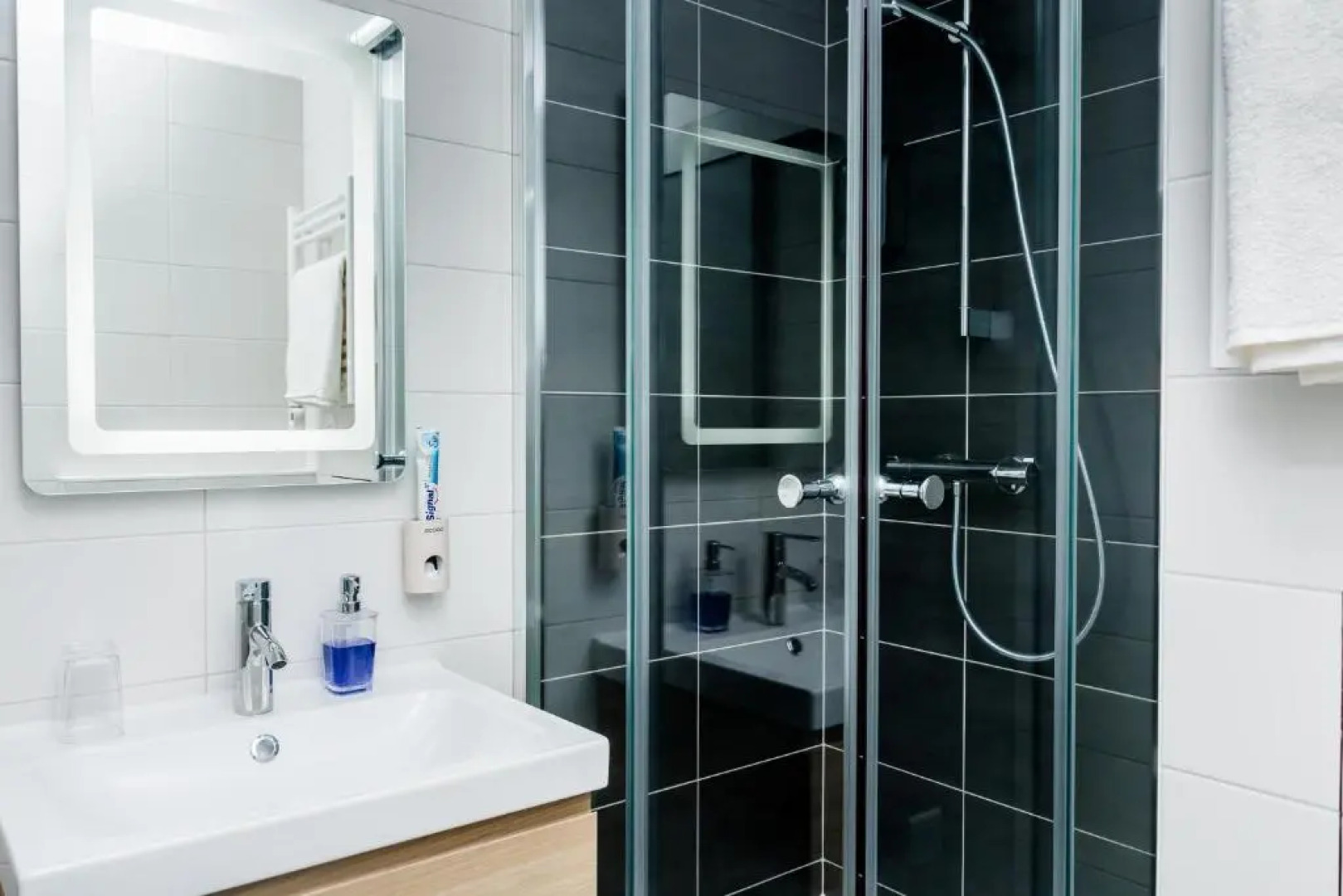 D&E - PARIS-DISNEY - HOLIDAYS APARTMENT - APPARTEMENT DE VACANCES - 5 CHAMBRES- 5 SDB - 5 BEDROOMS - 5 BATHROOMS - Netflix