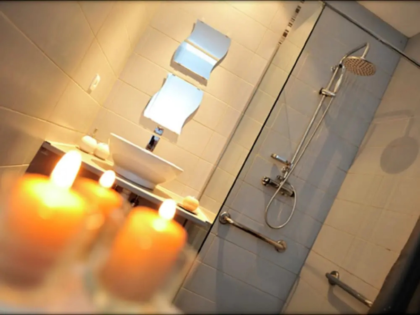 Modern and Luxurious Design Home at the Edge of a Forest and a Stream