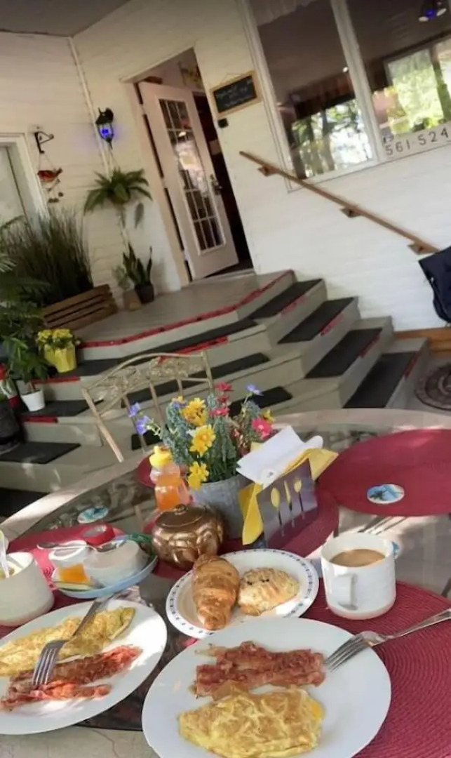 Kokomo Inn - Tropical Riverfront B&B