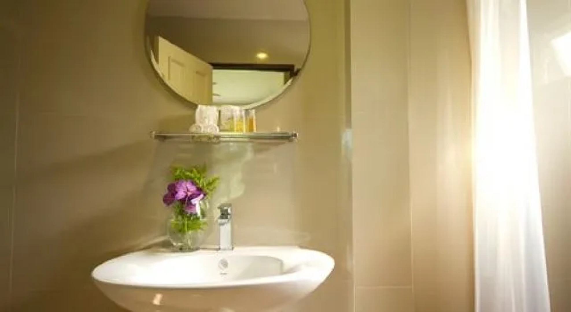 Lakeside Chalet by Mida