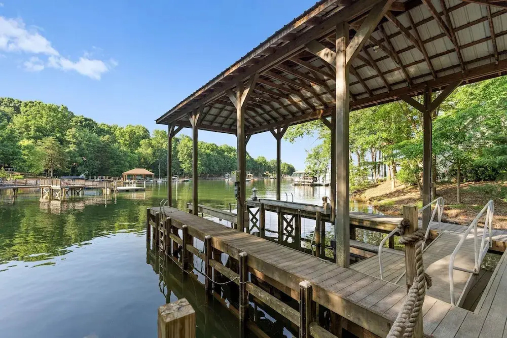 Shoreway Cove by Avantstay Waterfront Pool Dock