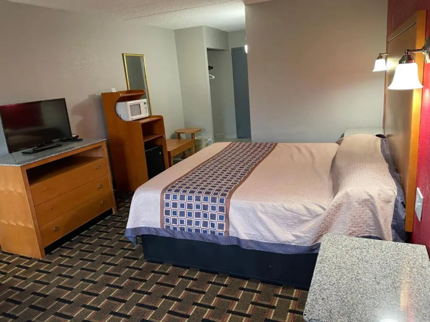 HomeTowne Studios by Red Roof Richmond, VA - W Broad St