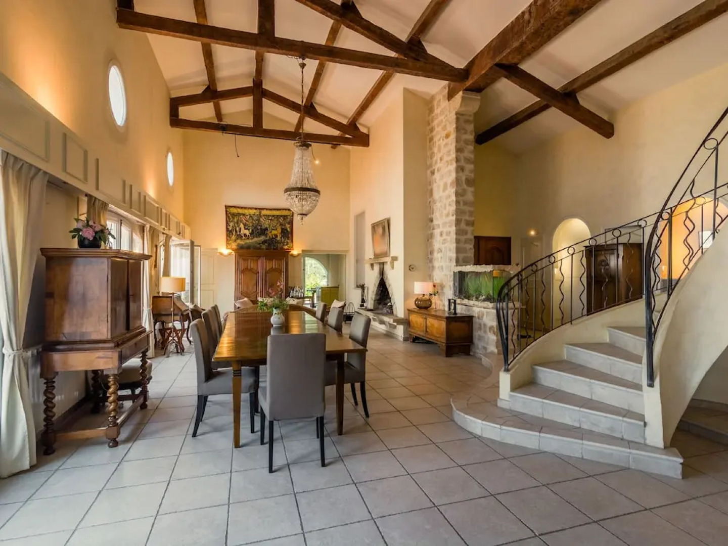 Spacious Villa in La Gaude With Swimming Pool