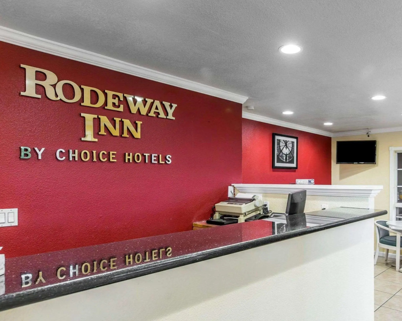 Rodeway Inn Near University-Gateway to Yosemite