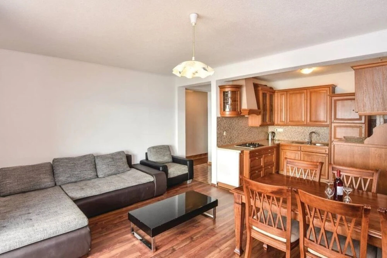 Emilie's House And Apartment