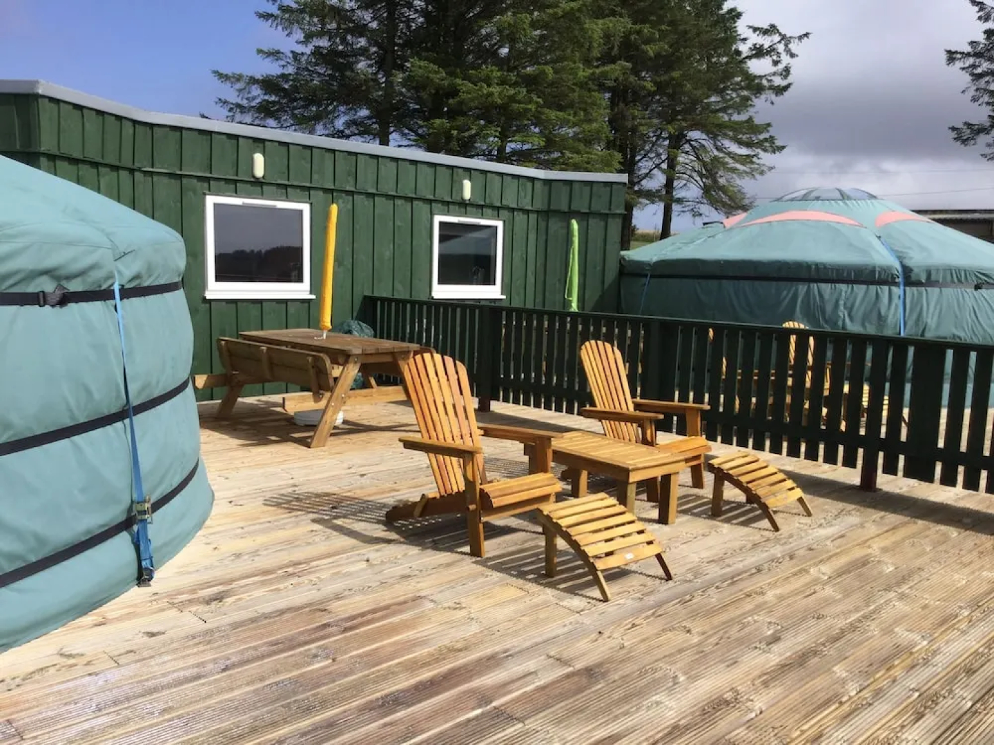 Green Yurt With Hot Tub - Sleeps 3, Parking & Wifi