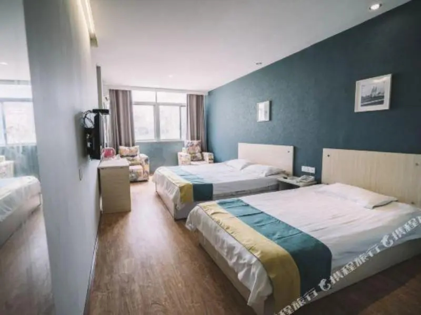 Yibai Hotel (Fengming Jin Street Bus Station)