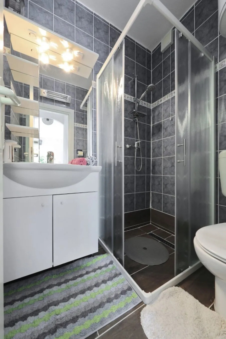 Apartment Djurdja - 20 m from beach : A2 Luka Murter, Island Murter