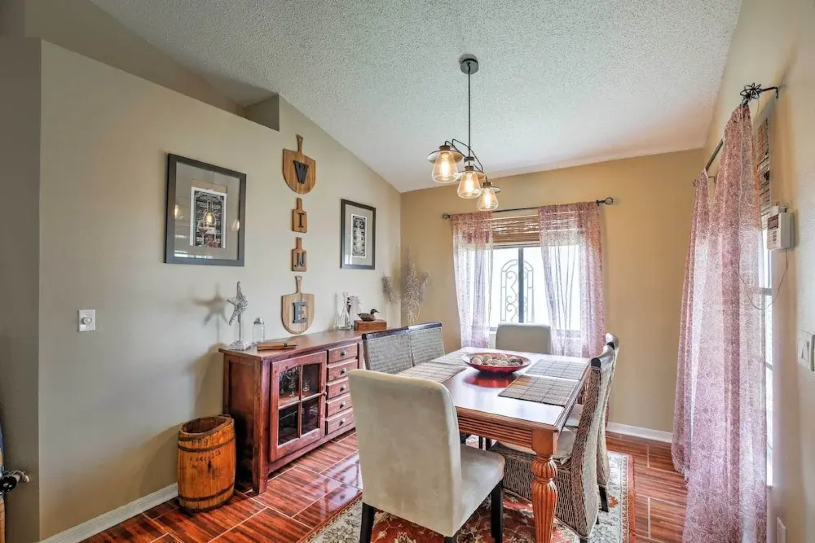 Lakefront Brandon Home w/ Patio & Screened Lanai!