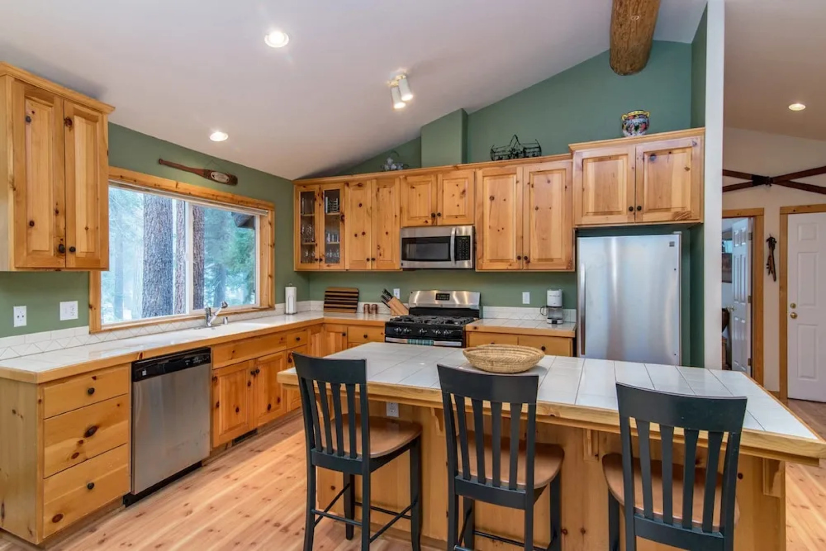 Sugar Pine Haus with Hot Tub by RedAwning