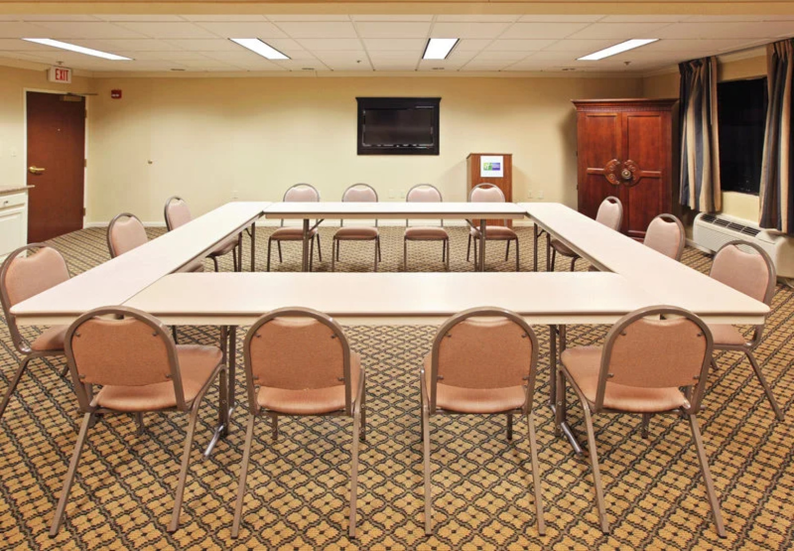 Holiday Inn Express Hotel & Suites Pine Bluff