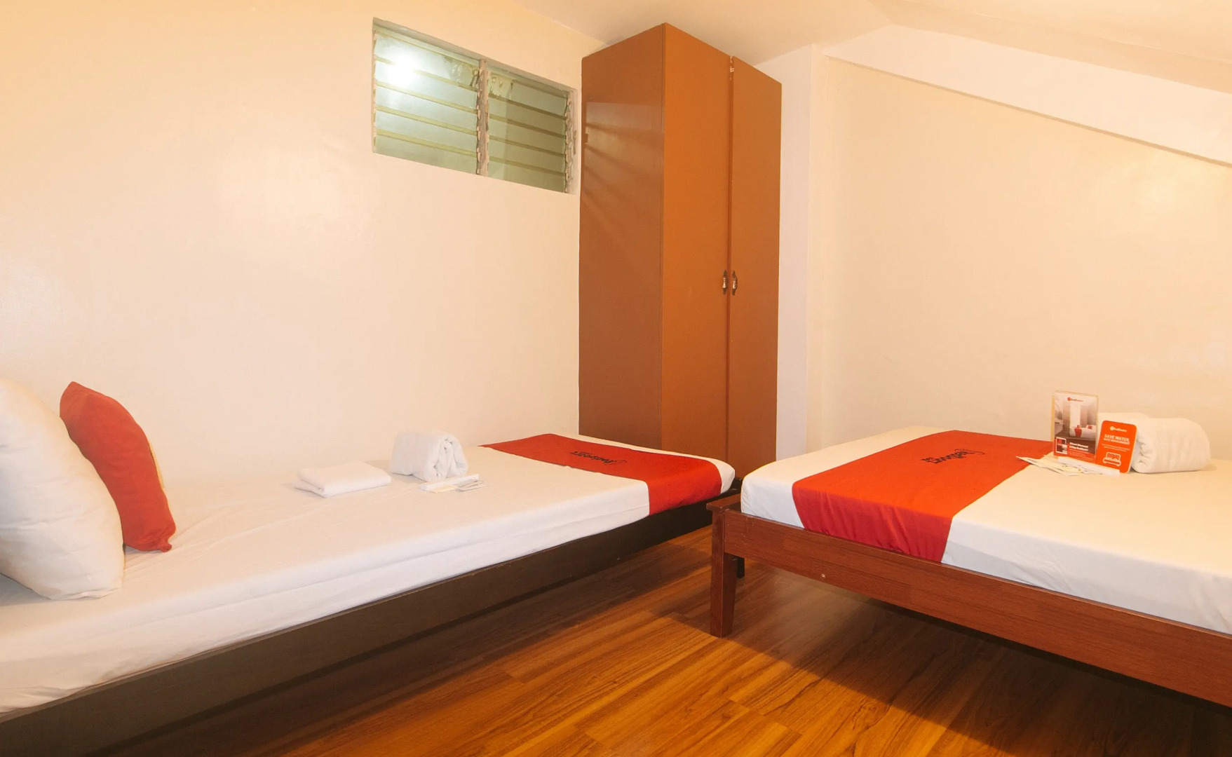 RedDoorz @ Moonwalk Paranaque