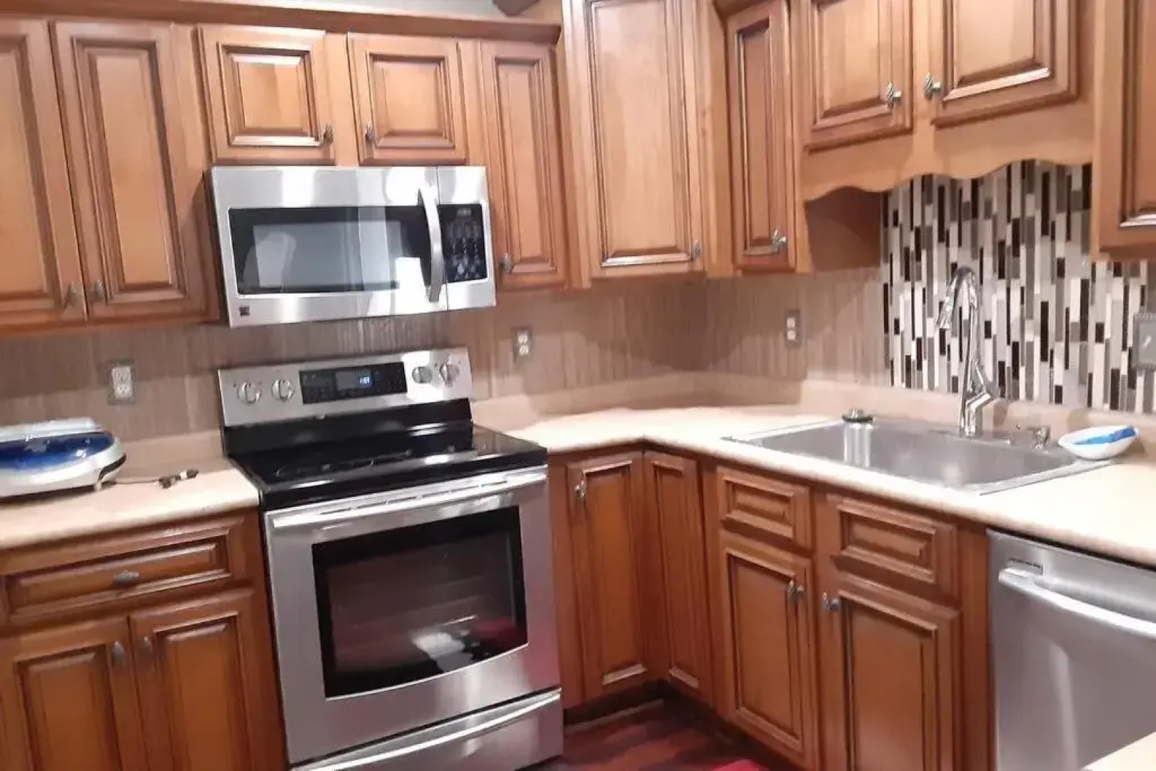 House with private swimming pool 3-6-8 f deep