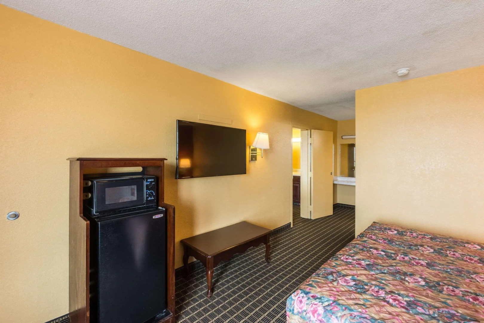 Econo Lodge Inn & Suites