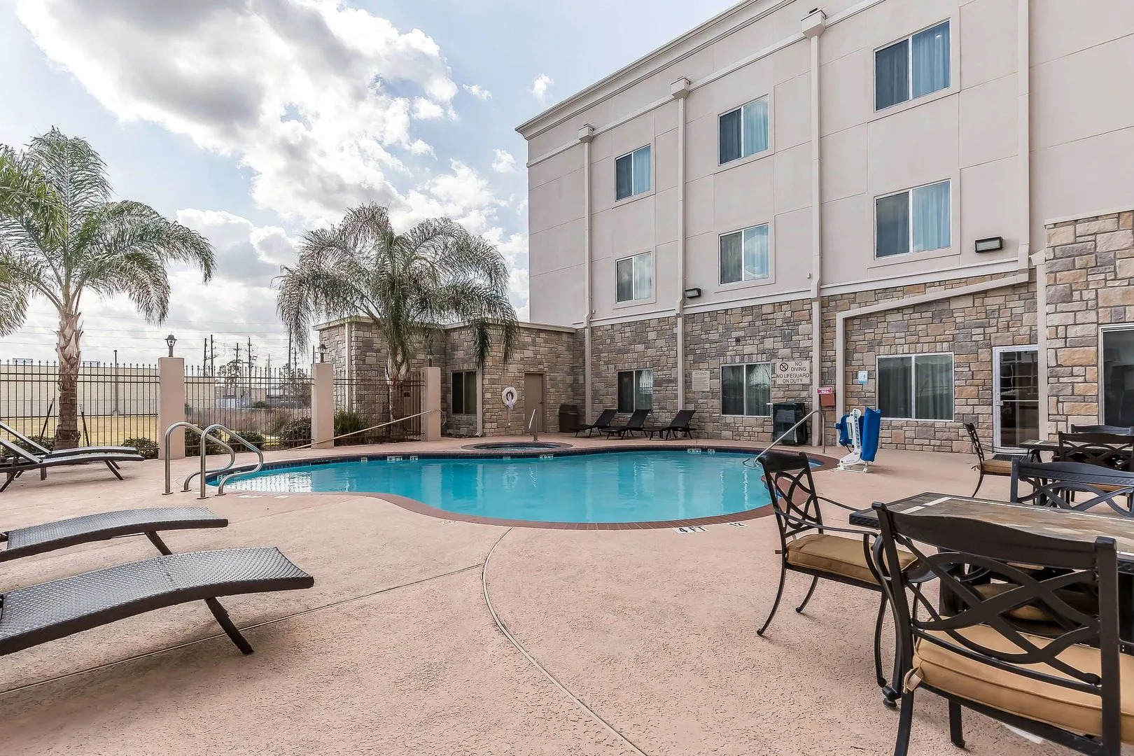 Comfort Suites Houston IAH Airport - Beltway 8