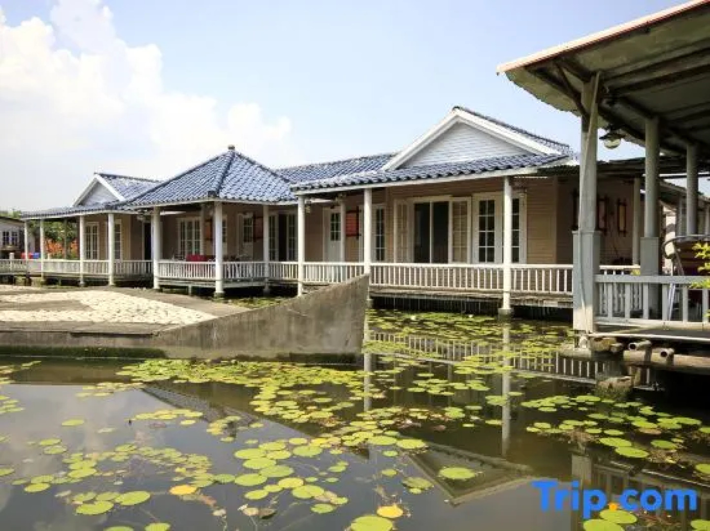 Nanling Hotel. Nanxiong