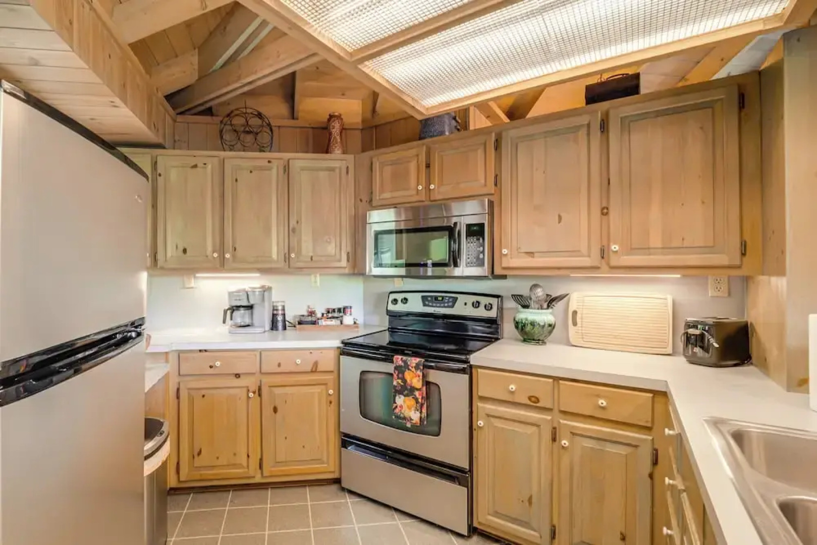 8 Mi to Ski Slopes! Hot Tub Haven in Seven Devils