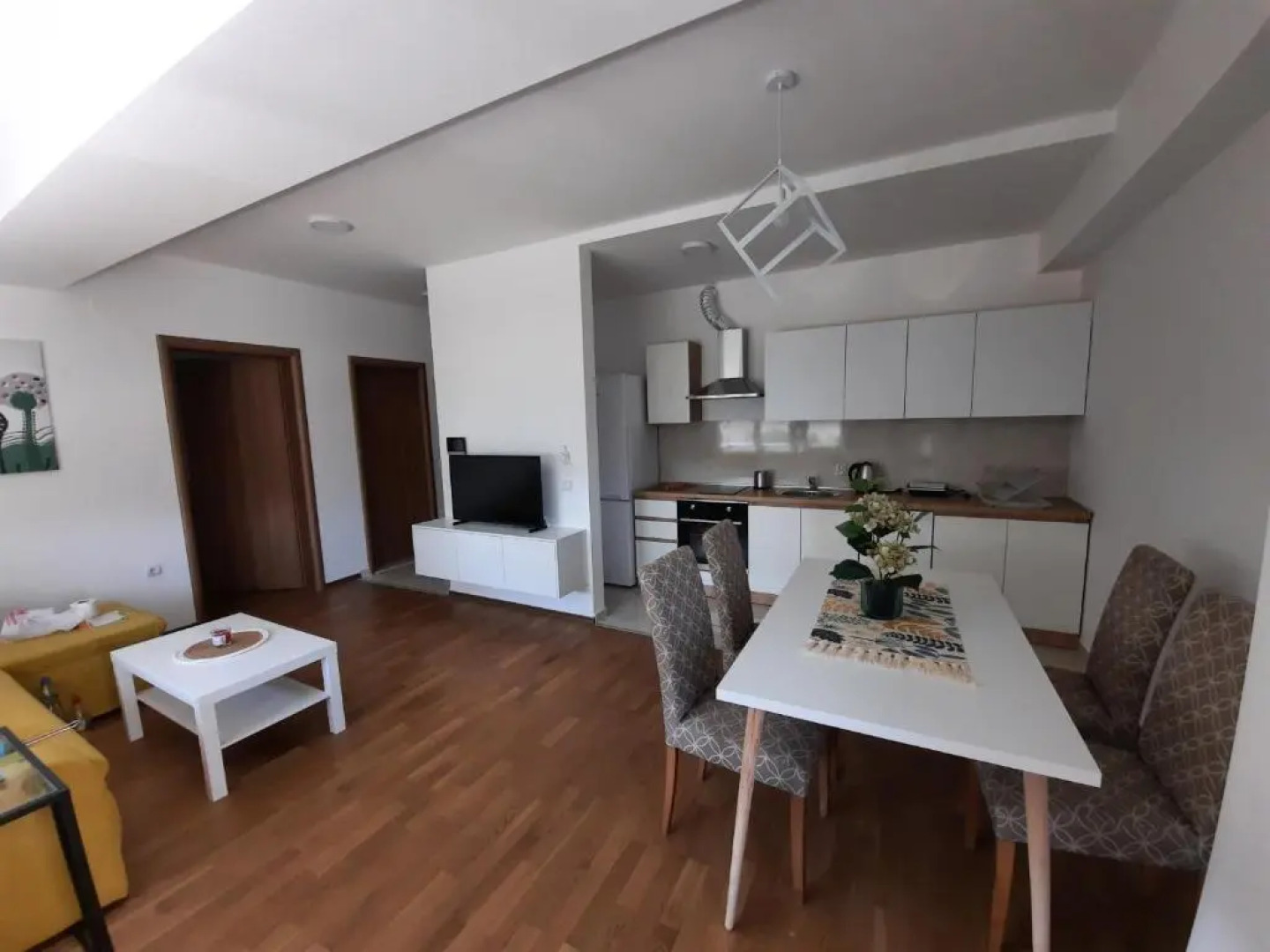 New modern 1 bedroom apartment with free parking