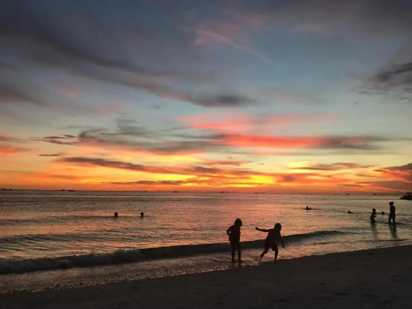 Beach 5 Min. Walk-Luxurious Modern Pool Home