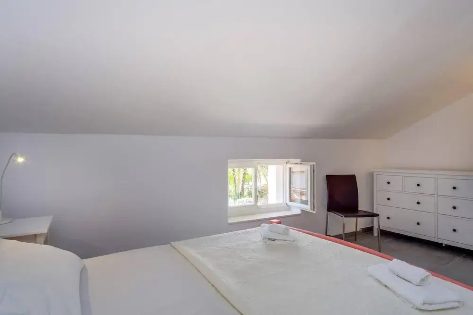 Impeccable 4-bed Apartment in Osor