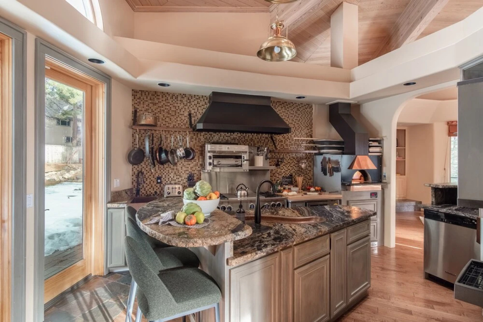 Ponderosa by Avantstay Spacious Cabin w/ Large Deck & Hot Tub 10min to Mtn