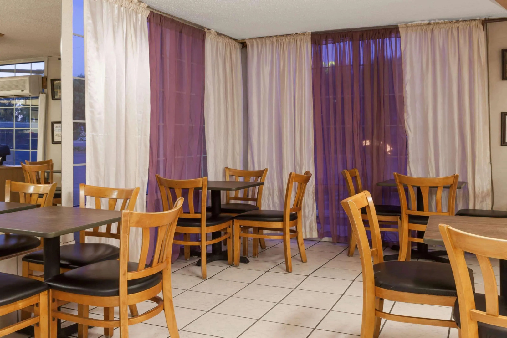 Howard Johnson by Wyndham Bakersfield