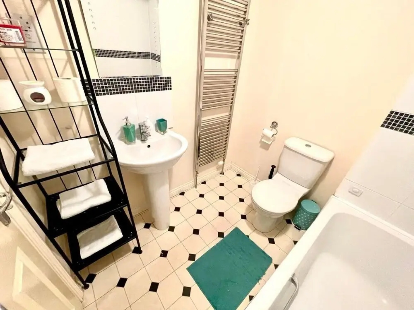 Lakeside Stylish 3 Bedroom House