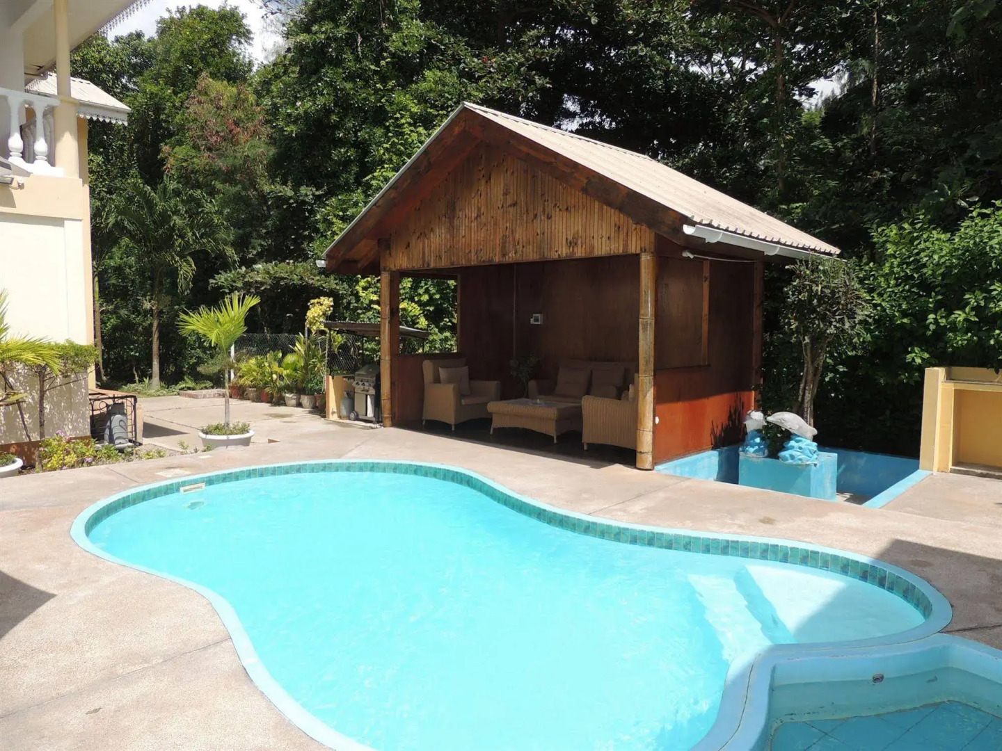 Reef Holiday Apartments