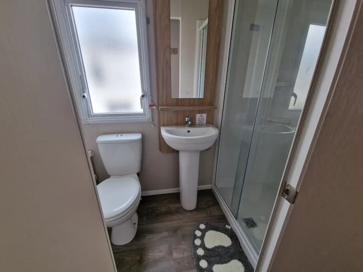 Welcoming 3 Bedroom Caravan 2 Min Walk to Beach