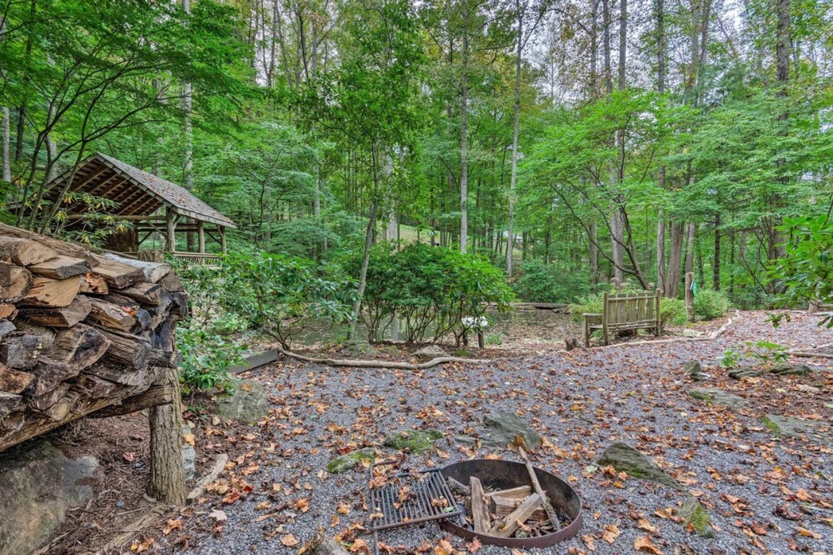 Hiking On-site: Mtn-view Burnsville Condo!