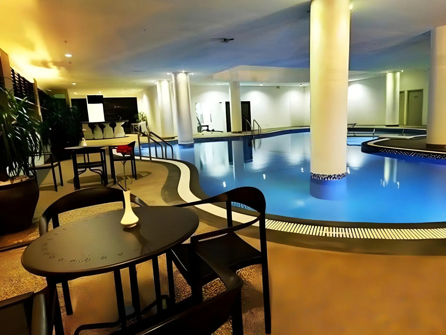 Holiday Villa Hotel & Suites