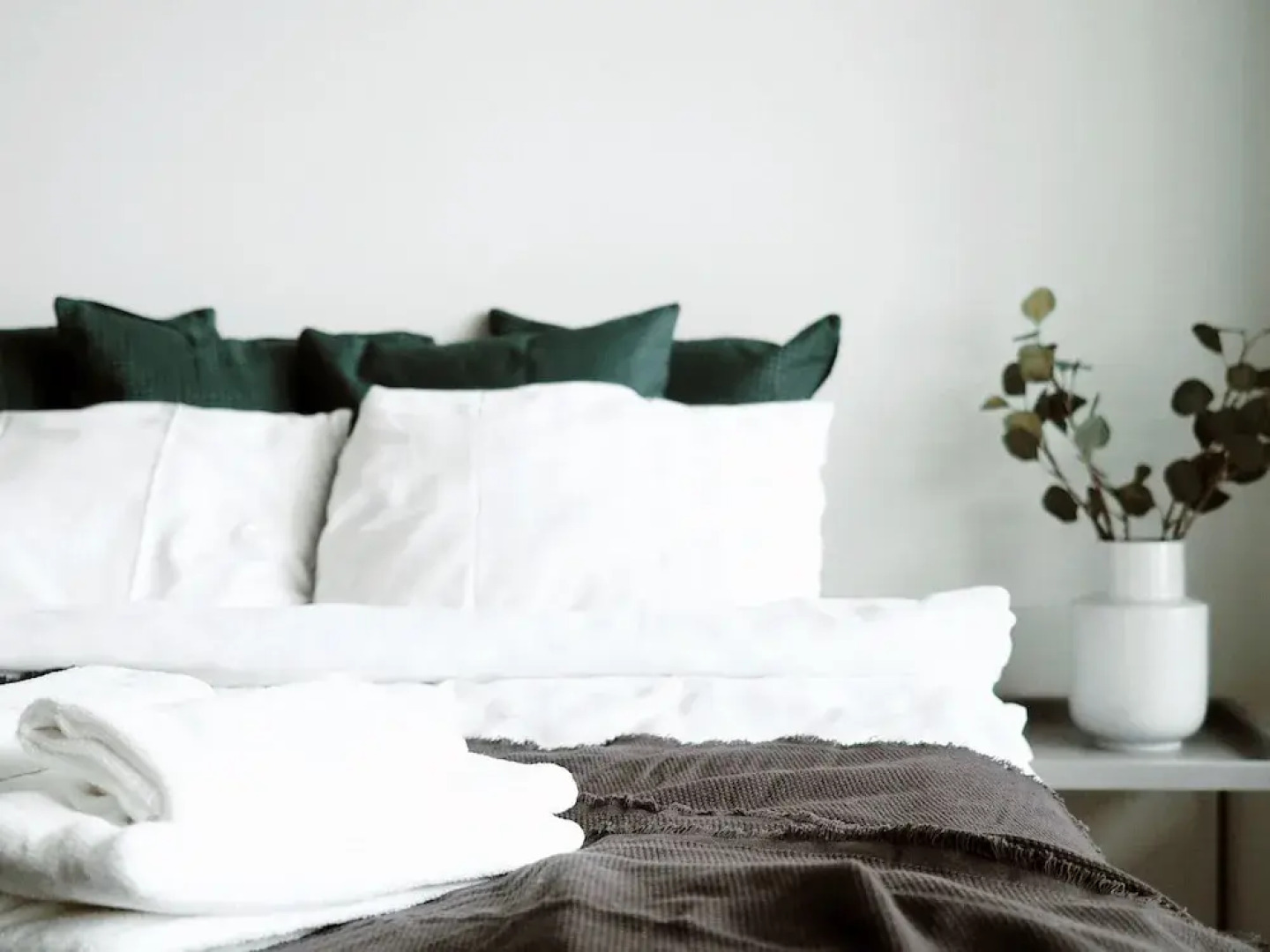 Modern 1BR Apt with Sauna, Balcony & Free Parking