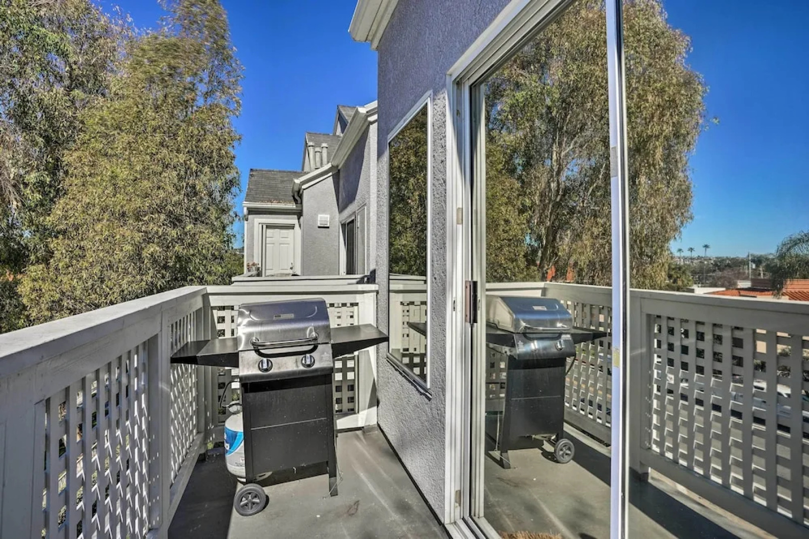 Cozy-chic Condo: Walk to Beach & Park!